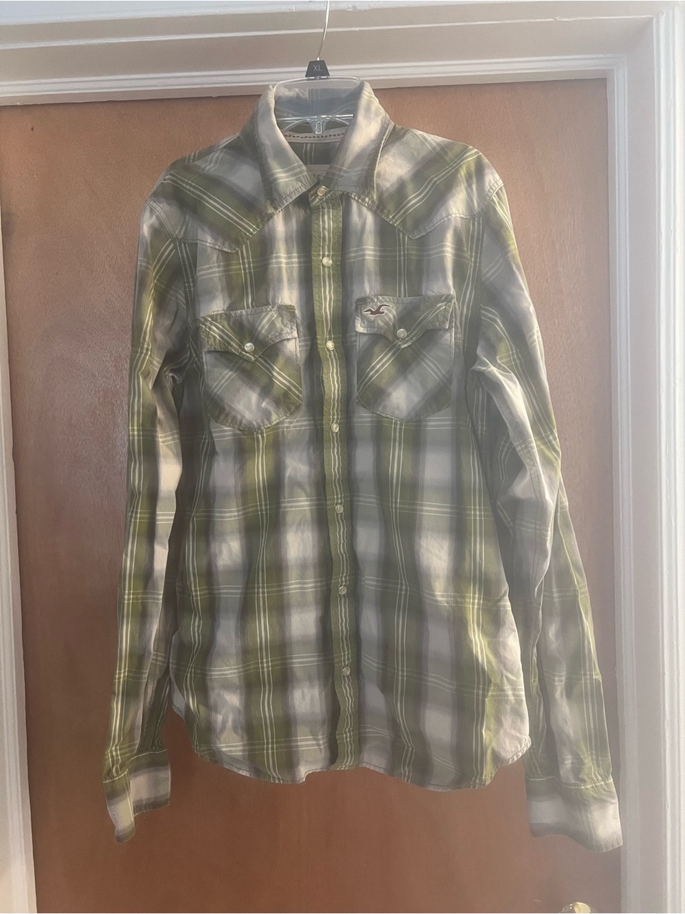 Hollister Men’s Green and White Plaid Button-Down Long Sleeve Shirt